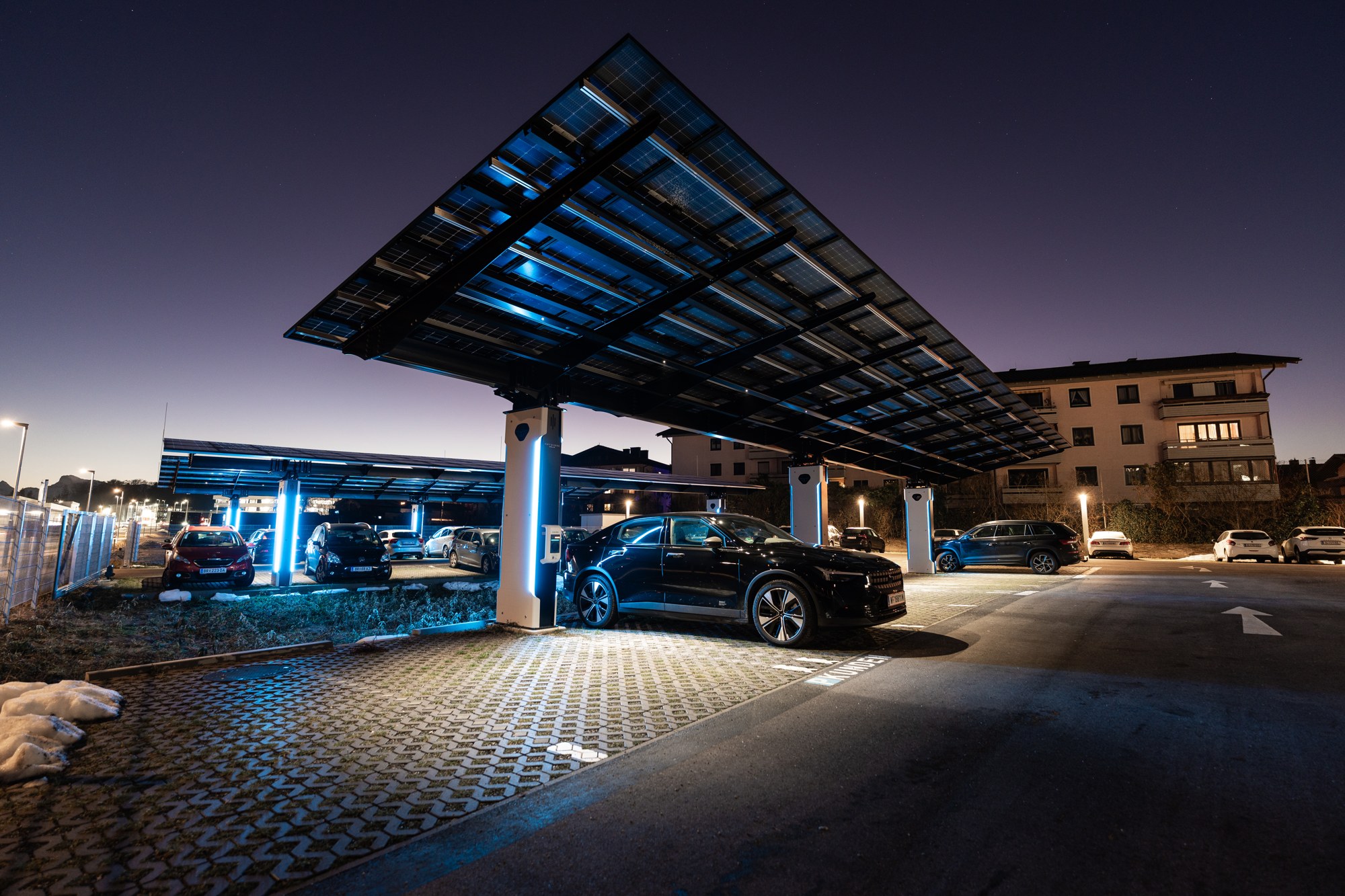 MEISER-Solarcarport am Abend mit blauer Beleuchtung