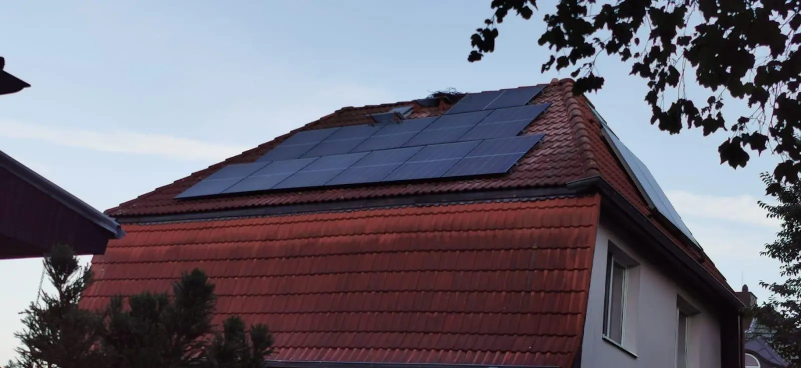 Photovoltaikanlage auf einem Mansardendach in Berlin
