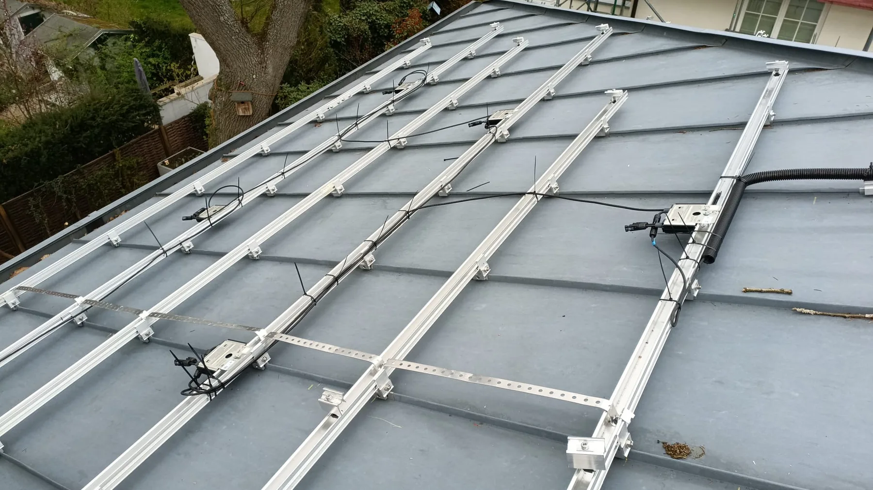 Photovoltaikanlage auf Metall- und Falzdach in Berlin